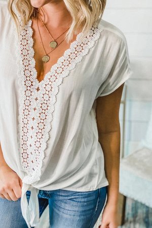 Белая блузка с узором-вышивкой и V-образным вырезом