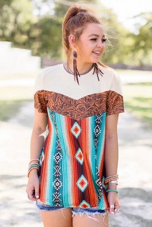 Разноцветная полосатая футболка с красочным ацтекским орнаментом и коричневым узором