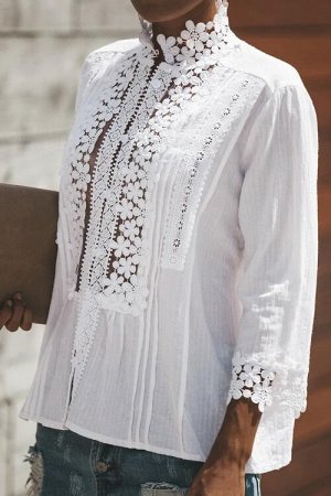 Белая блузка на пуговицах и с отделкой из цветочного кружева
