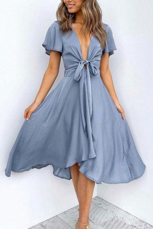 Голубое платье с глубоким V-образным вырезом и завязкой на талии