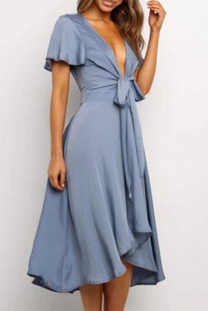 Голубое платье с глубоким V-образным вырезом и завязкой на талии