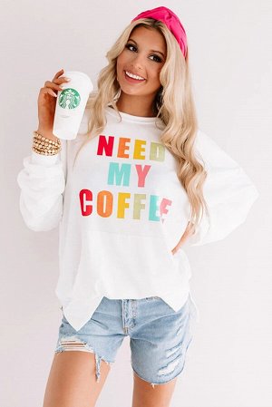 Белый свитшот-пуловер с карманом-кенгуру и надписью: Need My Coffee Pocketed