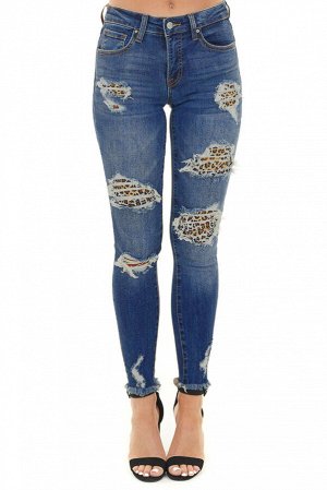Синие потертые облегающие джинсы с дырками и заплатками с леопардовым принтом