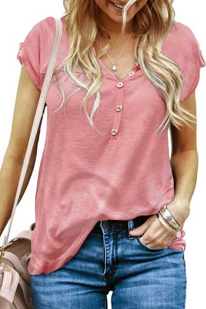 Розовая футболка с короткими рукавами и вырезом на пуговицах