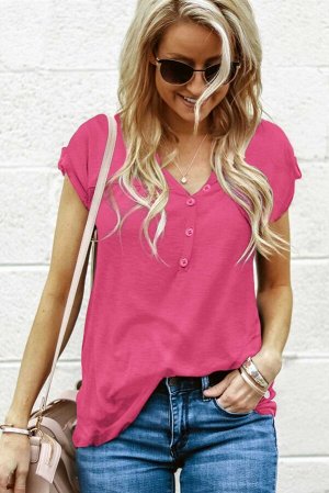 Ярко-розовая футболка с короткими рукавами и вырезом на пуговицах