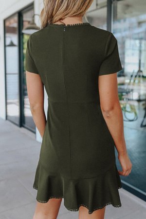 Зеленое однотонное платье с рюшами