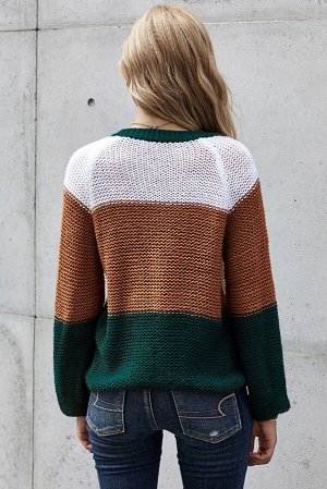 Зеленый вязаный свитер с коричневыми и белыми вставками