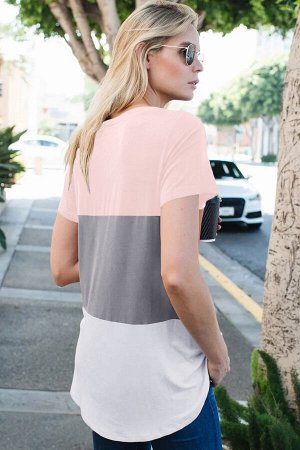 Розово-серо-белая футболка блочной расцветки с V-образным вырезом и закругленным низом