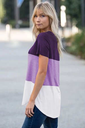 Фиолетово-сиренево-белая футболка блочной расцветки с V-образным вырезом и закругленным низом