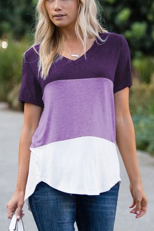 Фиолетово-сиренево-белая футболка блочной расцветки с V-образным вырезом и закругленным низом