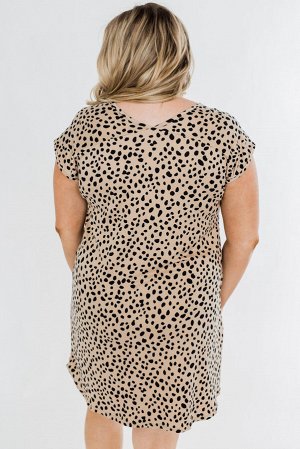 Бежевое платье-футболка плюс сайз с леопардовым принтом