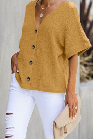 Желтая блузка с глубоким V-образным вырезом и застежкой на пуговицы