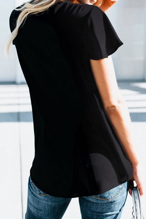 Черная блуза с V-образным вырезом и короткими расклешенными рукавами