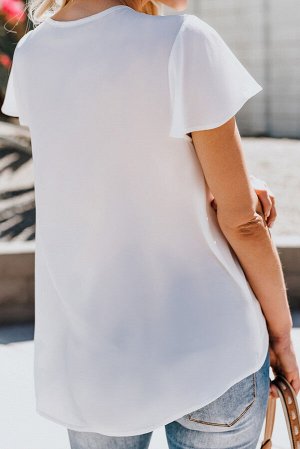 Белая блуза с V-образным вырезом и короткими расклешенными рукавами