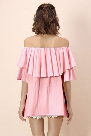Розовая блузка с открытыми плечами и широким воланом сверху