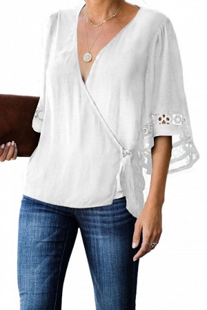 Белая блузка с запахом и кружевными мережками на рукавах