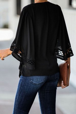 Черная блузка с запахом и кружевными мережками на рукавах