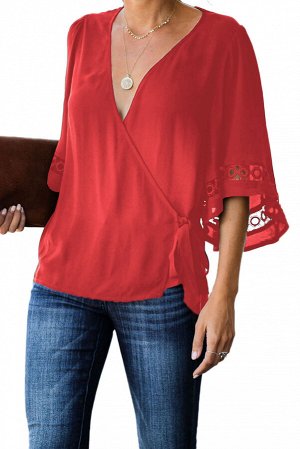 Красная блузка с запахом и кружевными мережками на рукавах