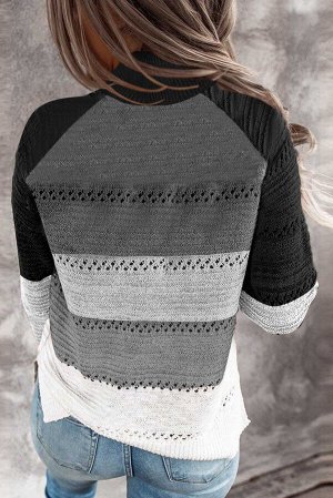 Черный пуловер-свитер с воротником под горло и серо-белыми полосами