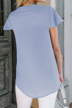 Голубая блуза с V-образным вырезом и короткими расклешенными рукавами