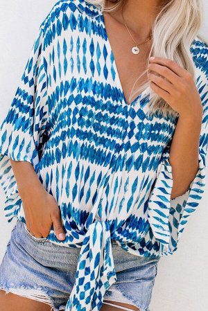 Белая блузка с синим абстрактным узором и завязками на талии