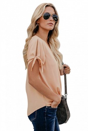 Персиковая блуза с драпированным запахом и завязками на рукавах