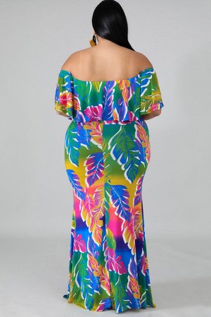 Разноцветное платье-русалка с воланом на открытых плечах и ярким тропическим принтом