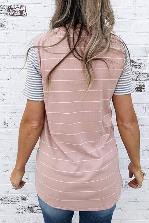 Розовая в полоску футболка с карманом на груди