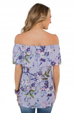 Сиреневая блуза с цветочным узором и оборкой-кармен
