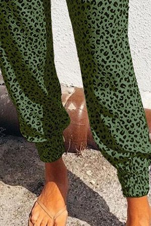 Зеленые легкие джоггеры с леопардовым принтом