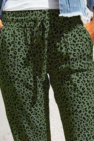 Зеленые легкие джоггеры с леопардовым принтом