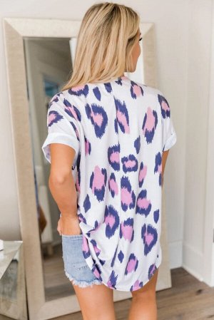 Белая свободная футболка с V-образным вырезом и фиолетовым леопардовым принтом