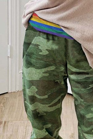 Зеленые камуфляжные штаны с радужными резинками