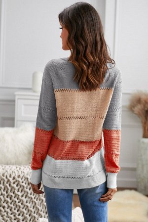 Серый вязаный свитер в разноцветную полоску с перфорацией
