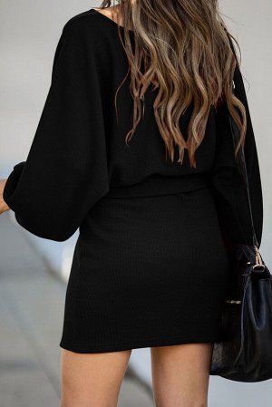 Черное платье-свитер с V-образным вырезом и поясом