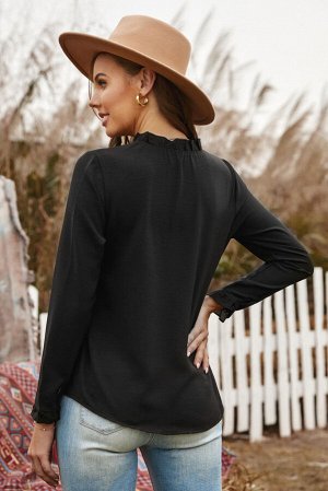 Черная блуза на пуговицах с оборчатым воротником и перфорацией