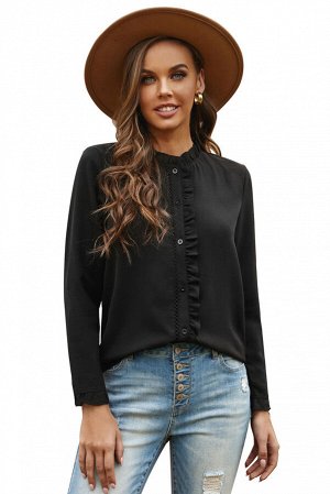 Черная блуза на пуговицах с оборчатым воротником и перфорацией