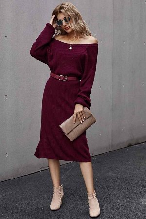 Бордовое миди платье-свитер с поясом на талии и открытыми плечами