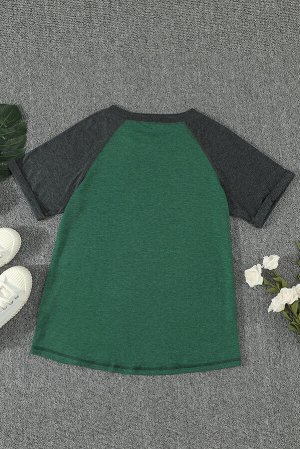 Зеленая футболка с серыми рукавами-реглан в стиле пэчворк