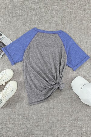 Серая футболка с голубыми рукавами-реглан в стиле пэчворк