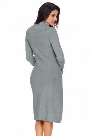 Серое вязаное платье-свитер с высоким отложным воротом и узором-"елочкой"