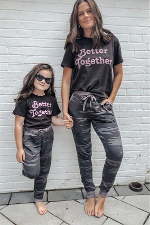 Темно-серый комплект для отдыха: футболка с надписью: Better Together + штаны с камуфляжным принтом