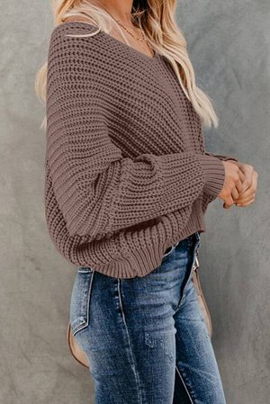 Коричневый вязаный пуловер с ребристым узором и глубоким вырезом