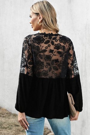 Черная блуза в стиле пэчворк с V-образным вырезом и кружевными вставками