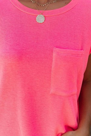 Ярко-розовая свободная футболка с боковыми разрезами и нагрудным кармашком