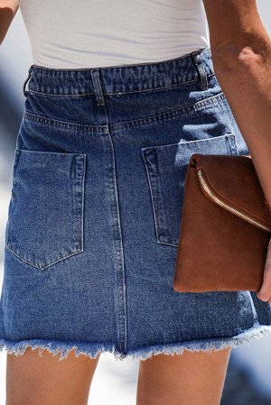 Синяя короткая джинсовая юбка с необработанным краем и карманами