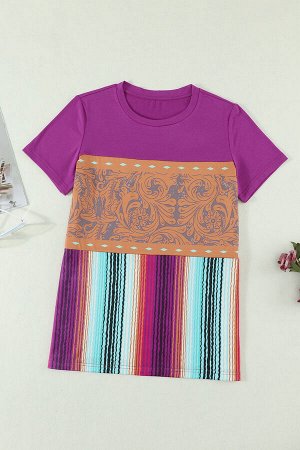 Фиолетовая футболка с коричневым этническим узором и разноцветными полосами