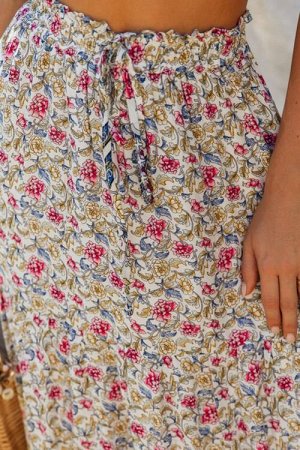 Светлая юбка-колокол с пестрым цветочным принтом и резинкой со шнурком в талии