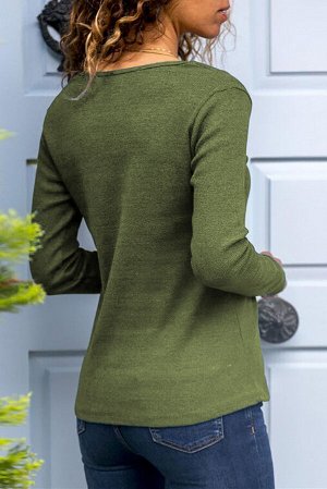 Зеленый пуловер с V-образным вырезом и декоративными пуговицами