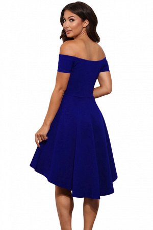 Синее платье со спущенными рукавами и удлиненной сзади пышной юбкой